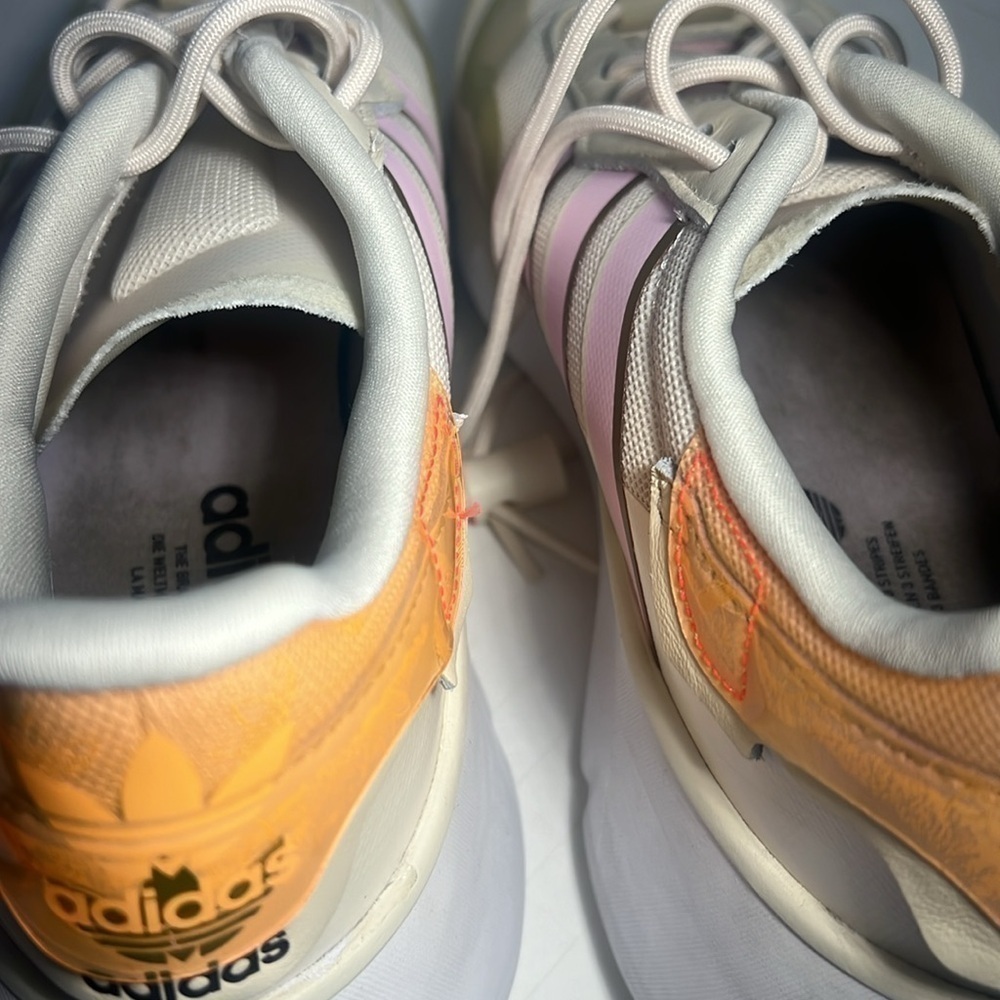 Adidas tennis shoes size 8.5 - Picture 7 of 7